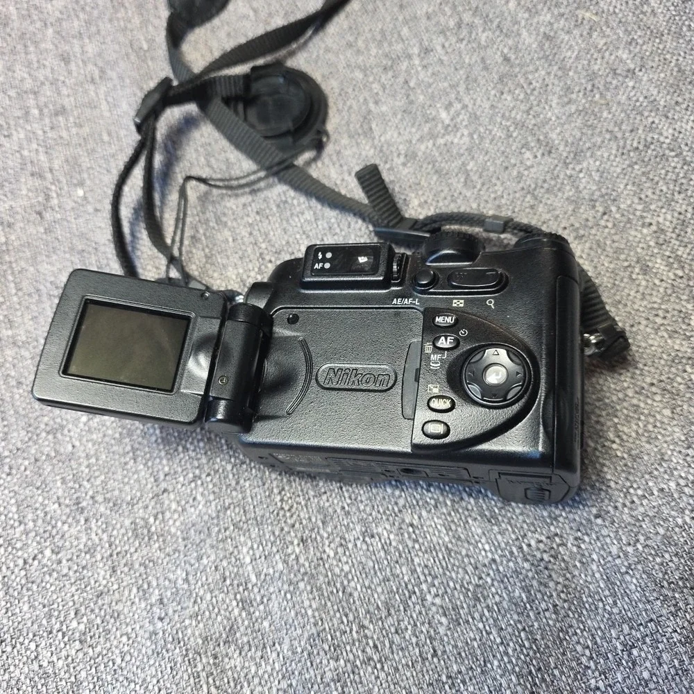 Nikon COOLPIX 5400 5.1MP Digital Camera - Black Battery Parts Untested